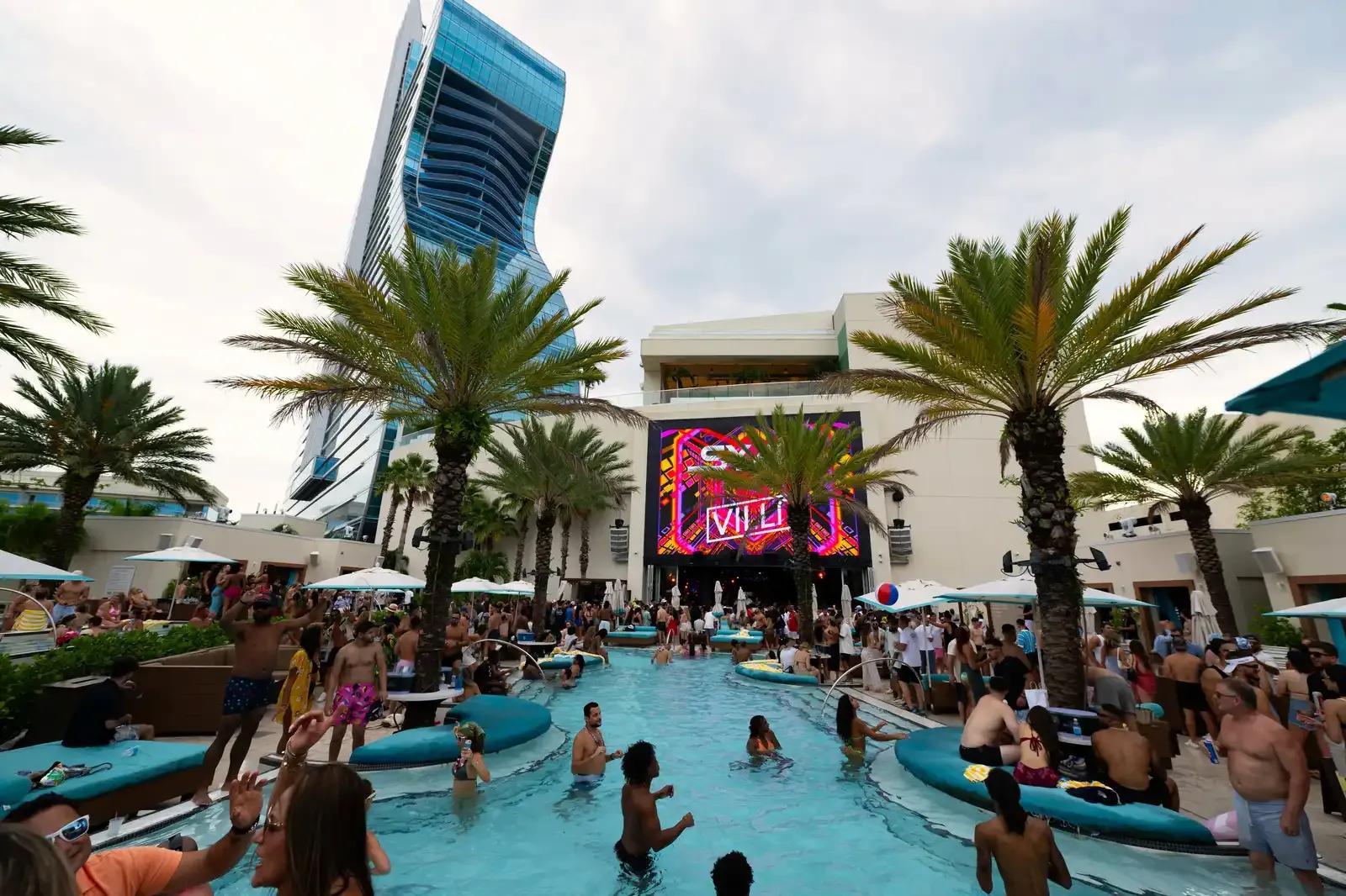 DAER Dayclub Pool Party